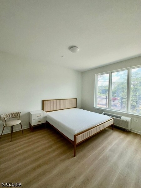Foto del edificio - 321 E 3rd St