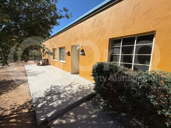 Foto del edificio - 722 N Palo Verde Blvd