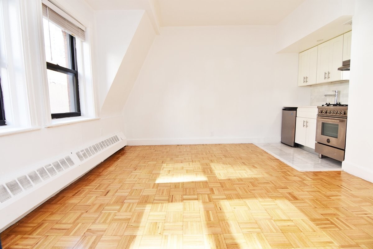 Primary Photo - 303 Amsterdam Avenue