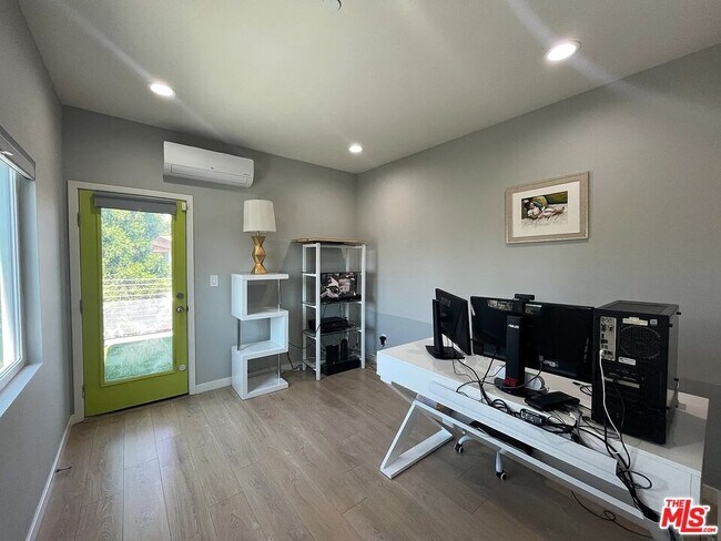 Foto del edificio - 636 N Rampart Blvd