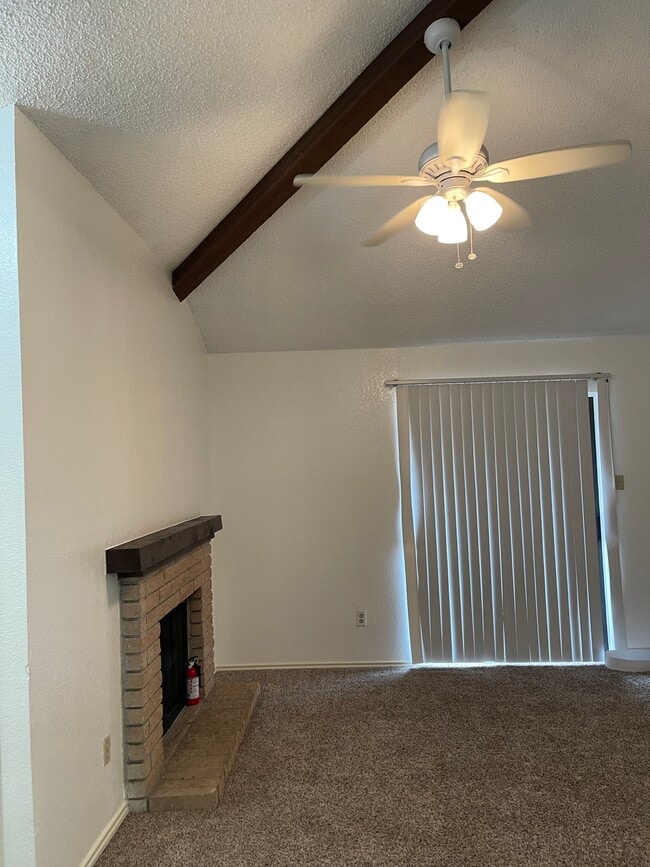 Building Photo - 1007 Spring Loop