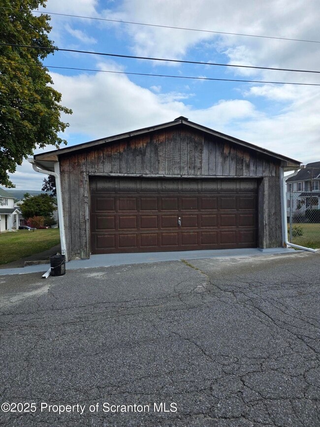 Building Photo - 1009 Carmalt St