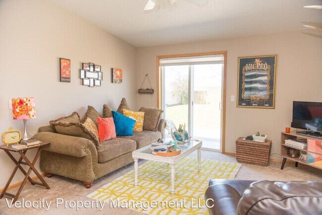 Building Photo - 3 br, 2 bath House - 428 Center Ridge Dr.