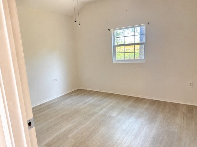 Building Photo - 685 Englehart