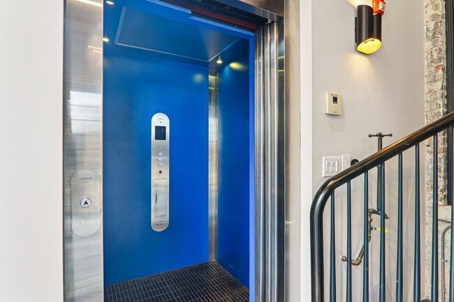 Building Photo - 107 W Main St