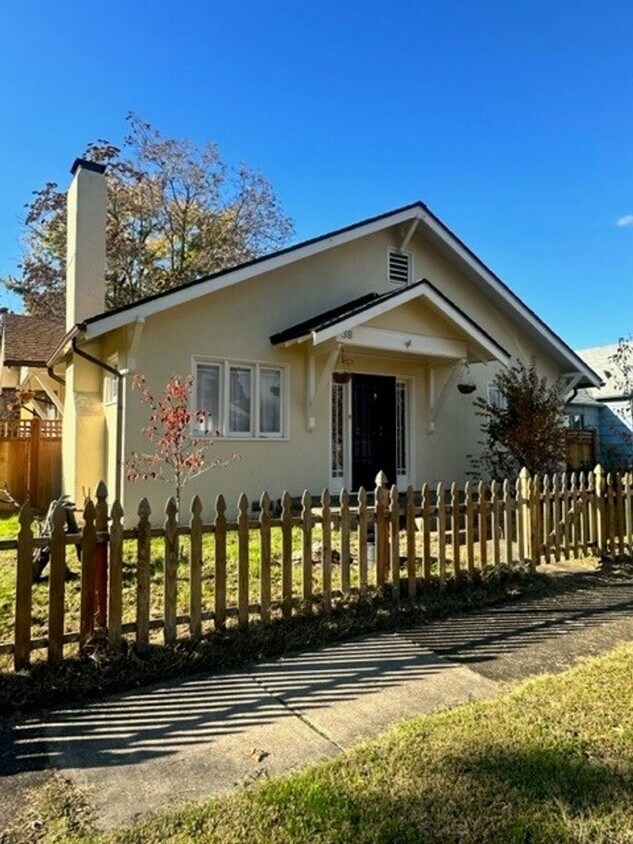 Primary Photo - Charming 2 bedroom 1 bath home located in ...