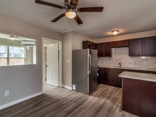 Building Photo - 1819 Cove Park Dr