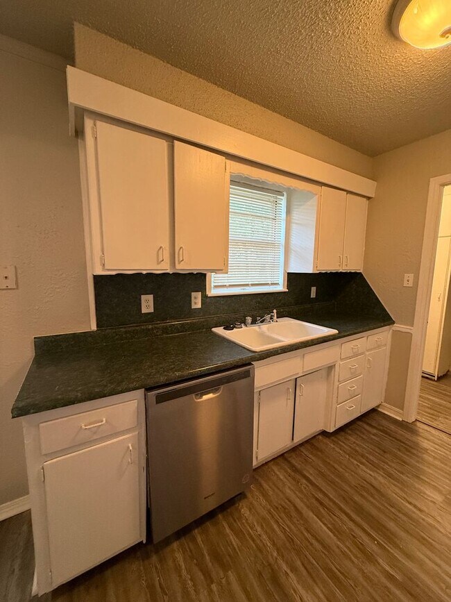 Foto del edificio - 3 bed, 11/2 bath home in North Norman