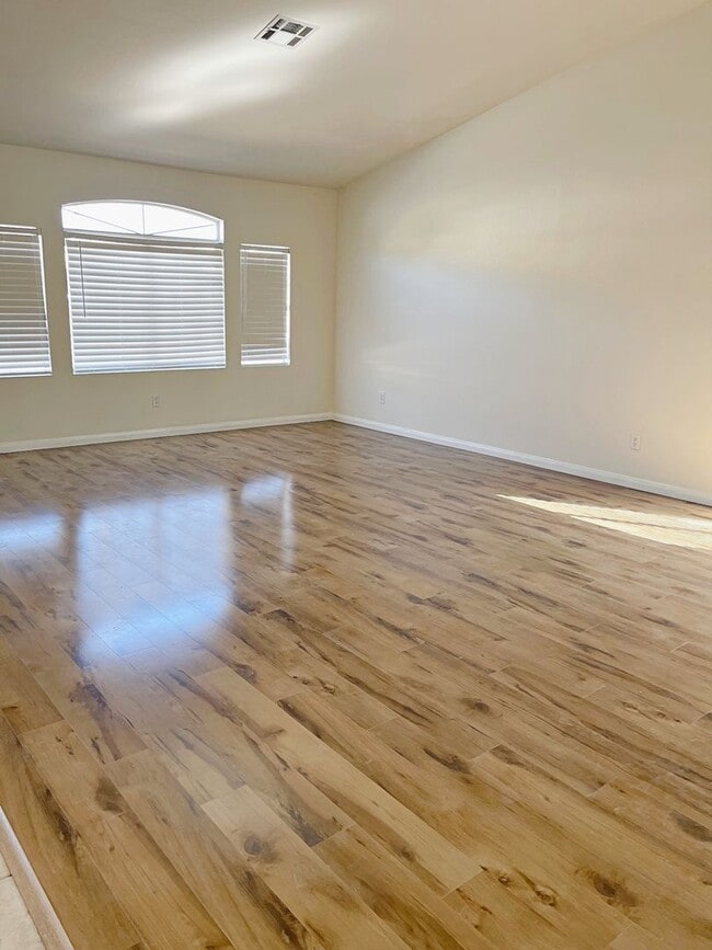Building Photo - Beautiful 1 Story, 3 Bd/2 Bath, 3 car garage