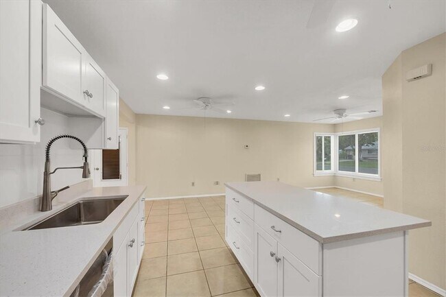 Foto del edificio - 5439 Kenwood Dr