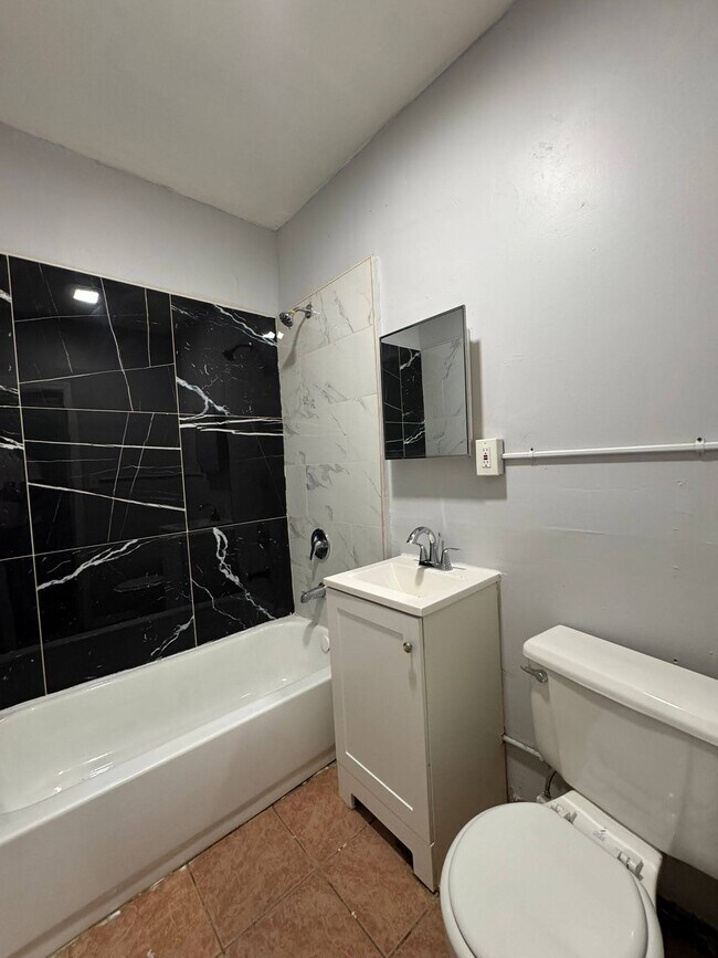 Foto del edificio - 112 Corbin Ave