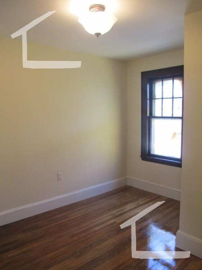 Foto del edificio - No Brokers Fee, No Security Deposit, Pets friendly, backyard, Eat-in Kitchen