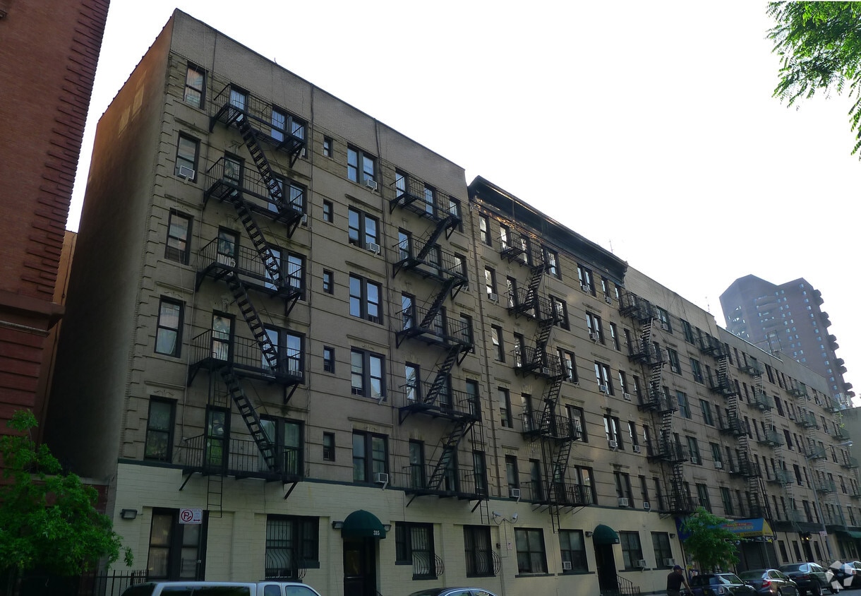 Building Photo - 319 E 108th St