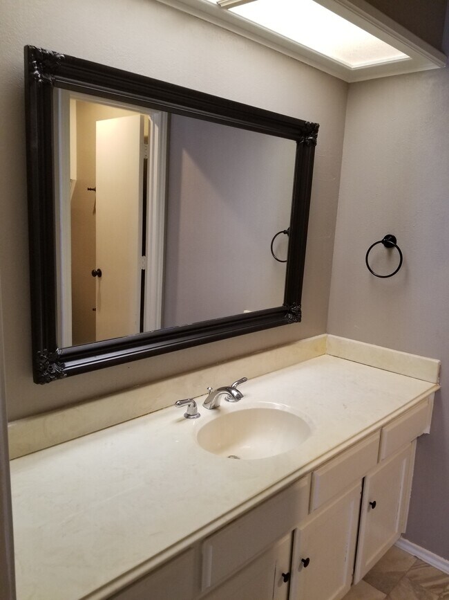 Baño del dormitorio principal - 108 N. Troy