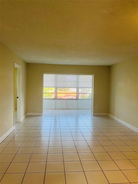 Building Photo - 8515 Sunrise Lakes Blvd