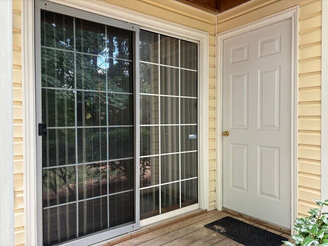 Building Photo - 2 Bedroom, 1 Bathroom Condo in Greensboro!