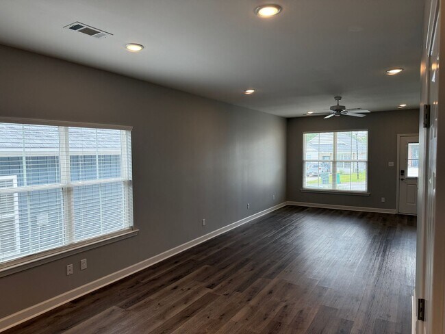 Building Photo - 3 Bed 3 Bath Home