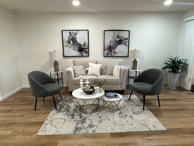 Building Photo - Must See This Remodeled 2 Bedroom, 1 Bathr...