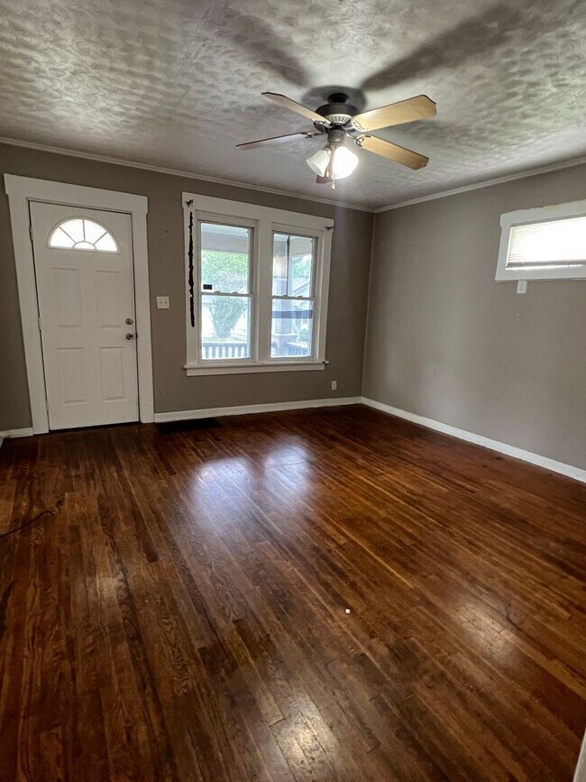 Building Photo - 3 bedroom/1 bathroom house