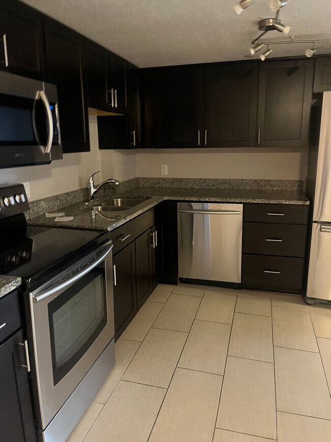 Kitchen - 400 E Colonial Dr
