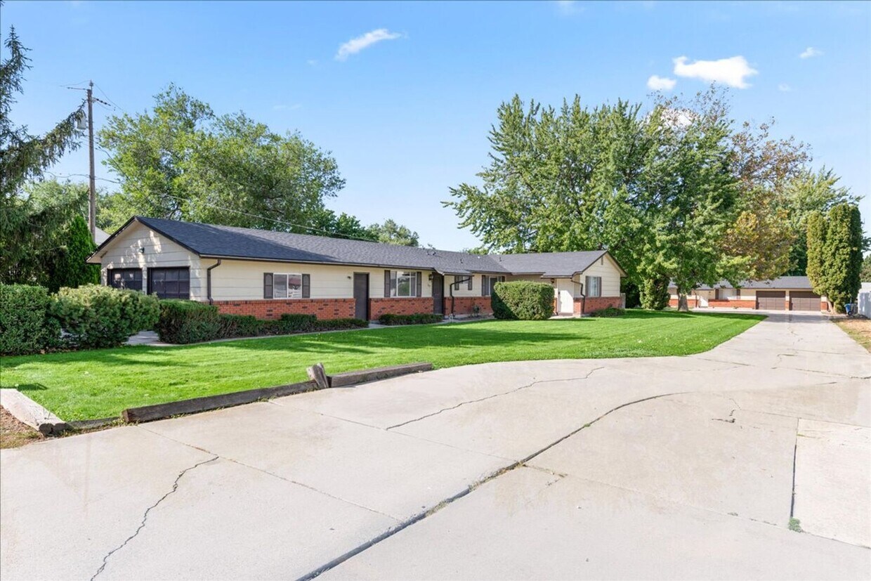 Primary Photo - 2 Bedroom 1 Bathroom Duplex on the Boise B...