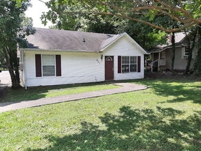 Building Photo - 923 W Oak Ave