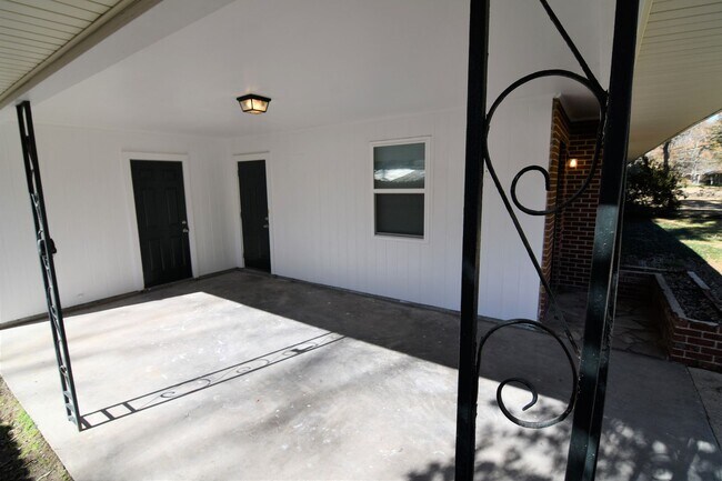 Foto del edificio - Must See!  Newly renovated, 3 bedroom, 1 bath home in Brownsfield off Plank Road