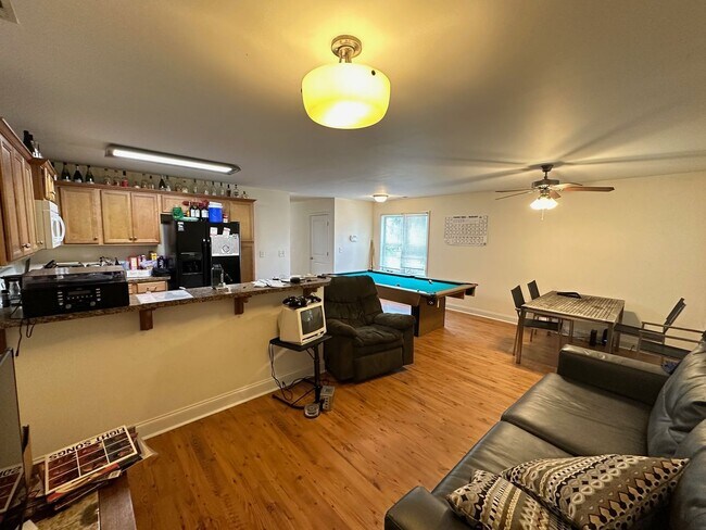 Foto del edificio - Three Bedroom Off MLK Pre-Leasing