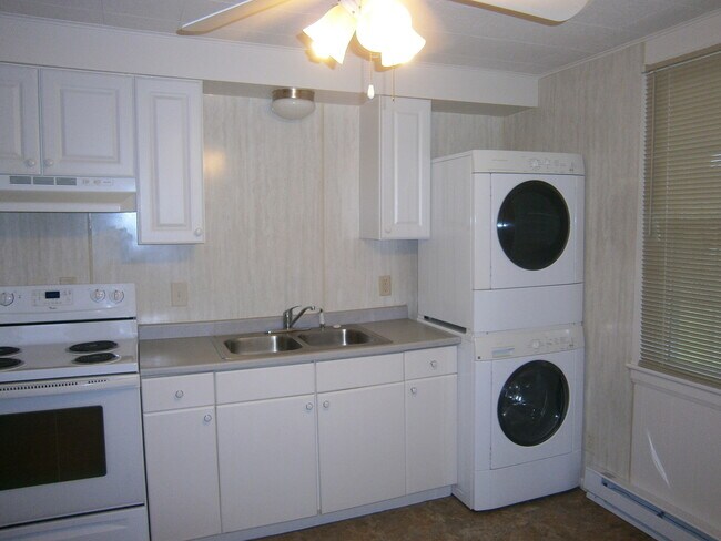 Building Photo - Nice Sized 1 Bedroom Duplex