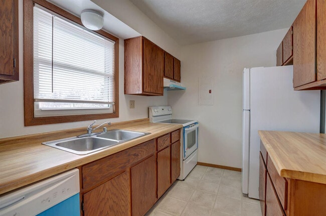 Building Photo - 235 Broadway Dr