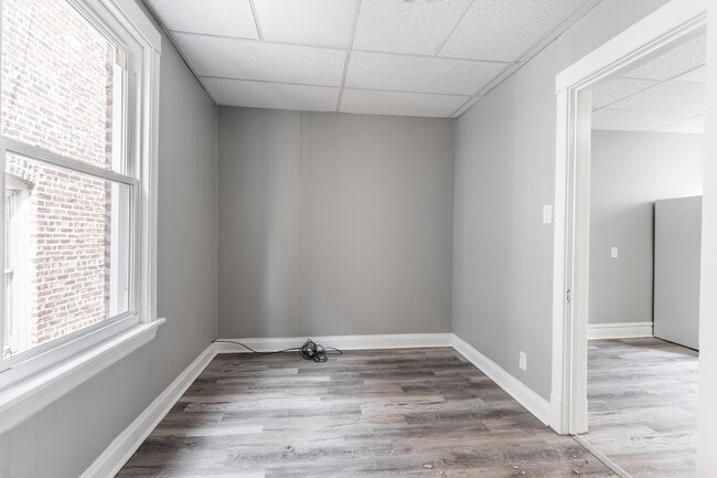 Building Photo - 2132 W Iowa St