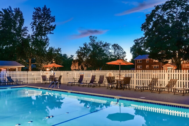 La piscina junto al acantilado al atardecer. - Cliffside Apartments