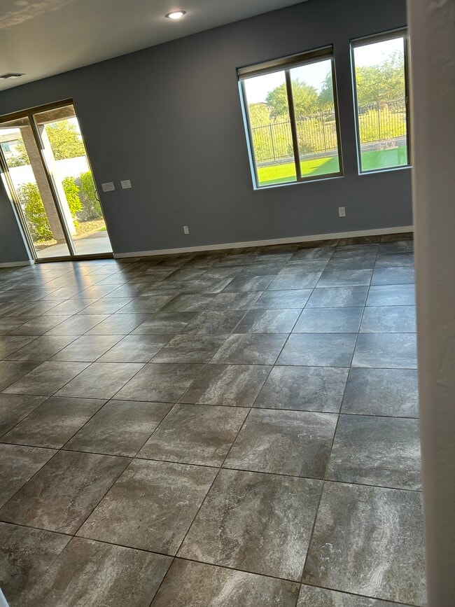 Sala de estar del piso principal - 2169 N 209th Dr