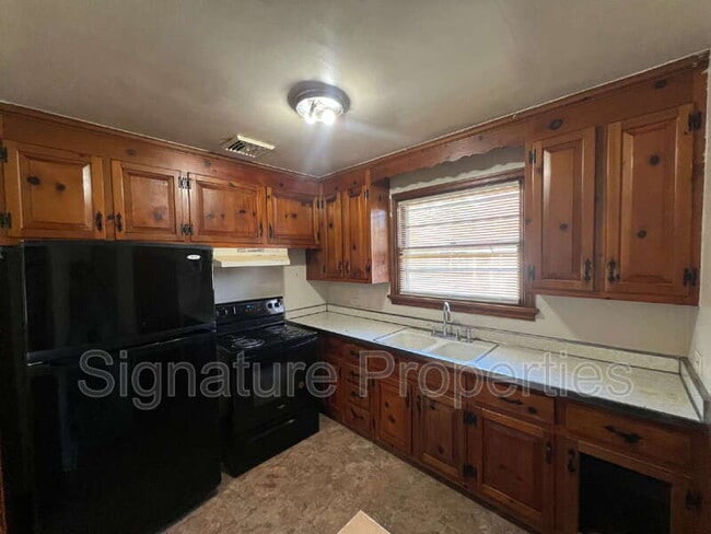 Building Photo - 135 N Oak Ave