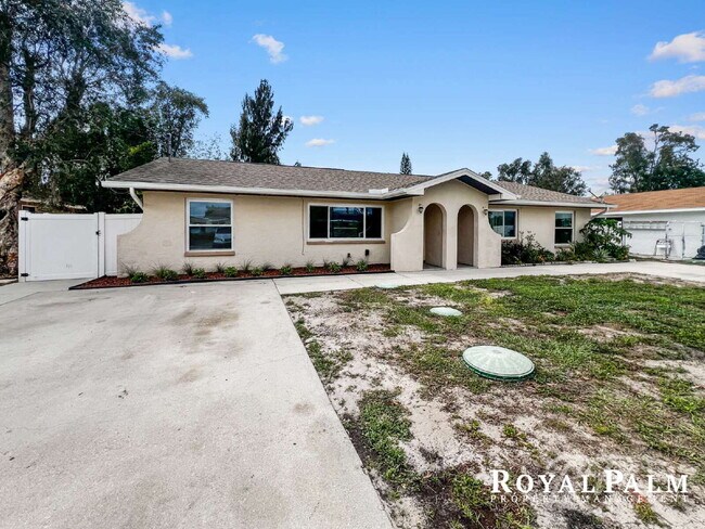Building Photo - 2 Bed / 1 Bath | Fort Myers | Spring Into This One and Save $500