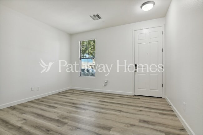 Building Photo - 2451 W Parkway Dr