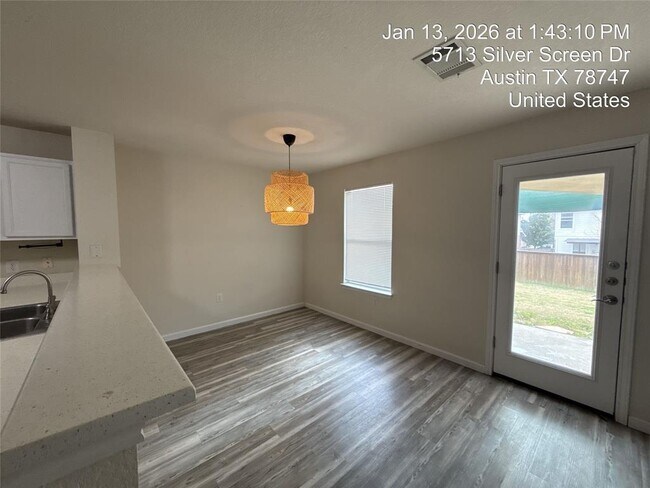 Foto del edificio - 5713 Silver Screen Dr