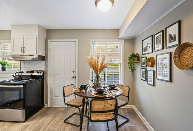 Casa adosada renovada de dos habitaciones en The Retreat at Kannapolis, Kannapolis, Carolina del Norte. - The Retreat at Kannapolis