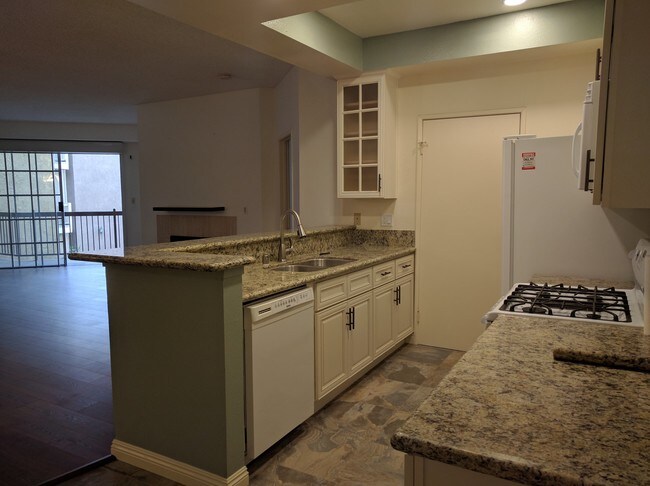 Vista de la sala de estar desde la cocina - 10021 Tabor St