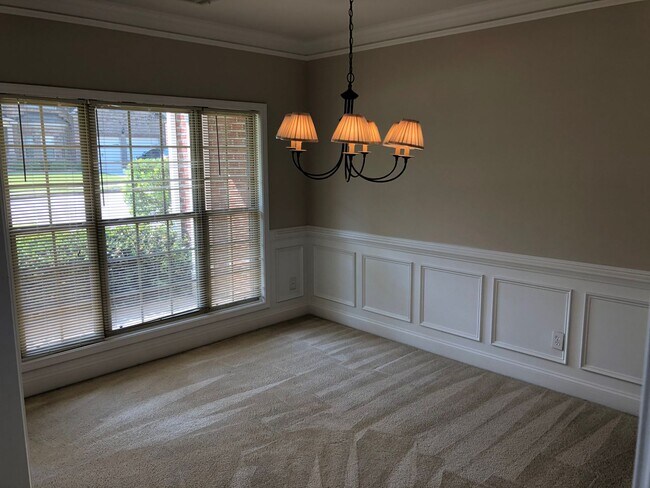 Foto del edificio - Beautiful 5 Bed 4 Bath Home in Heart of Co...
