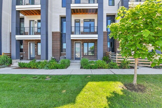 Building Photo - $3,200 - 2 Bed, 2.5 Bath Townhome in Prime...