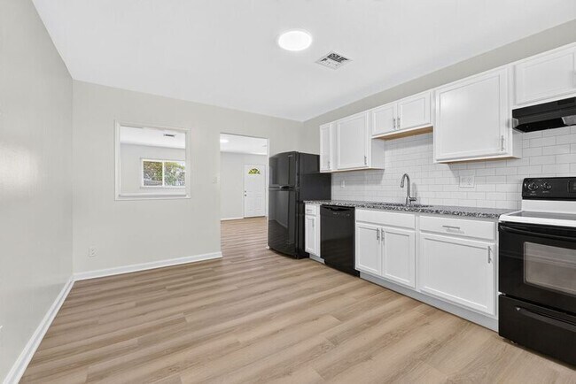 Building Photo - 5168 Mapleridge Dr