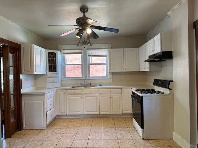 Building Photo - Welcome to this 3-bedroom, 1-bathroom home...