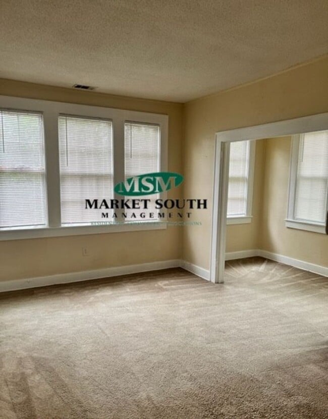 Building Photo - *APPLICATION PENDING!! MIDTOWN APARTMENT