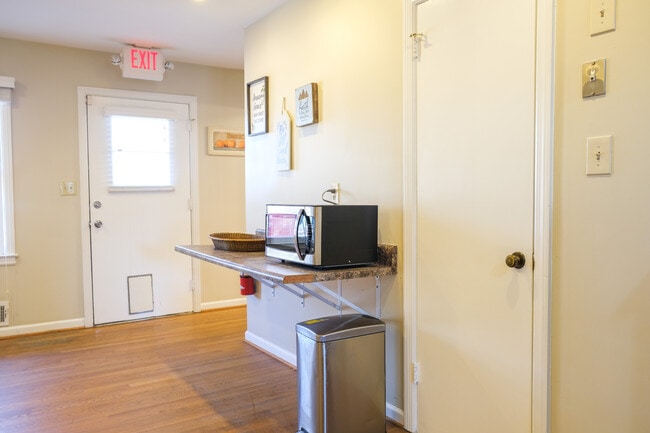 Building Photo - 4033 Louise St