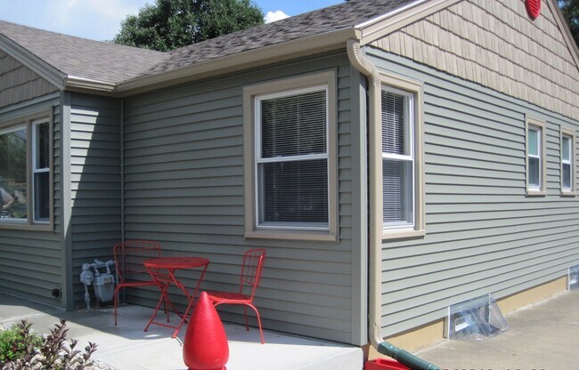 Building Photo - 652 Beckman Dr