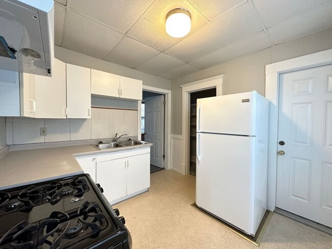 Building Photo - 422 N 27th Ave W