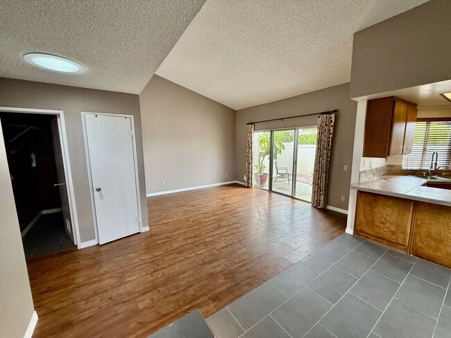 Foto del edificio - Single Story Condo end unit