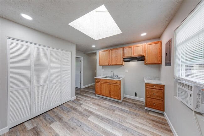Building Photo - 1565 Martin St