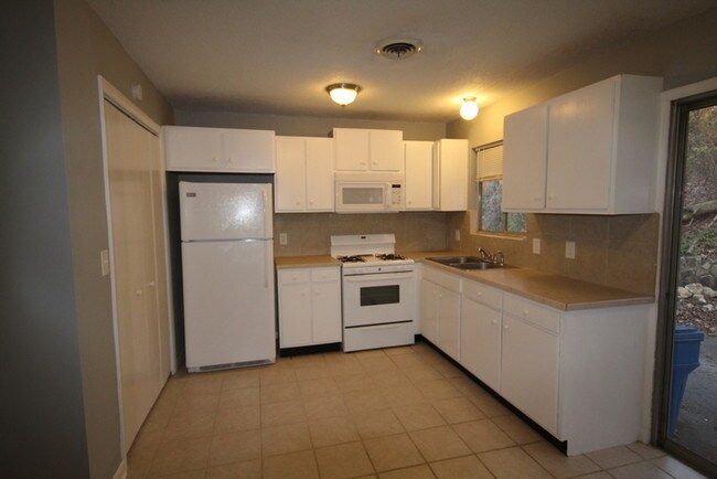 Building Photo - Move in Ready 2BR/1BA!